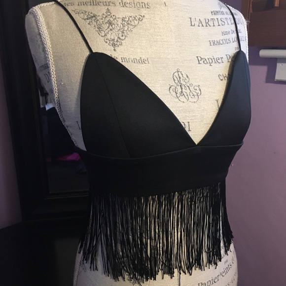 Tops - 💜4/$25 SALE!💜 Fringed swingy black crop top